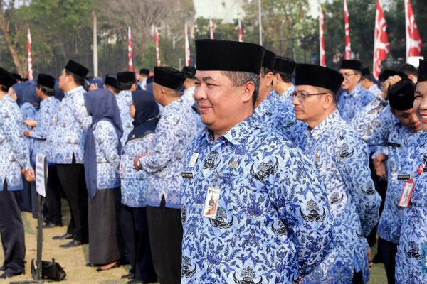 Jokowi Serahkan Komitmen Kenaikan Gaji PNS